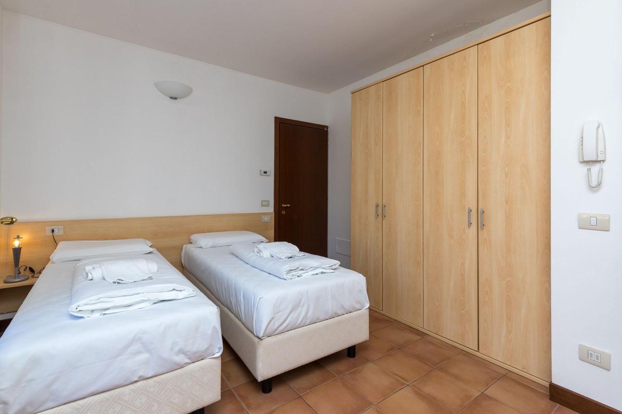 Budget Village Apartments - Porto Letizia Porlezza Extérieur photo
